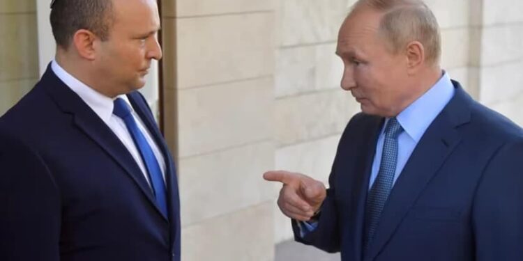 El presidente ruso, Vladimir Putin, habla con el primer ministro israelí, Naftali Bennett, durante su reunión en Sochi, Rusia, el 22 de octubre de 2021. Sputnik Evgeny Biyatov Kremlin vía REUTERS