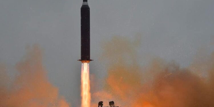 El régimen de Corea del Norte lanzó un misil balístico de largo alcance al mar de Japón, Foto agencias.