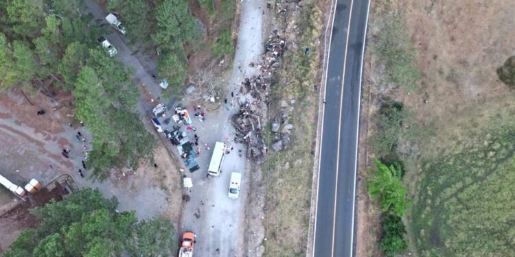 Fotografía cedida por Noticias Chiricanas del autóbus que cayó de un precipicio la madrugada de este miércoles en el área de Gualaca, en el occidente de Panamá.