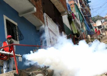 Fumigación dengue. Caracas. Foto de archivo.