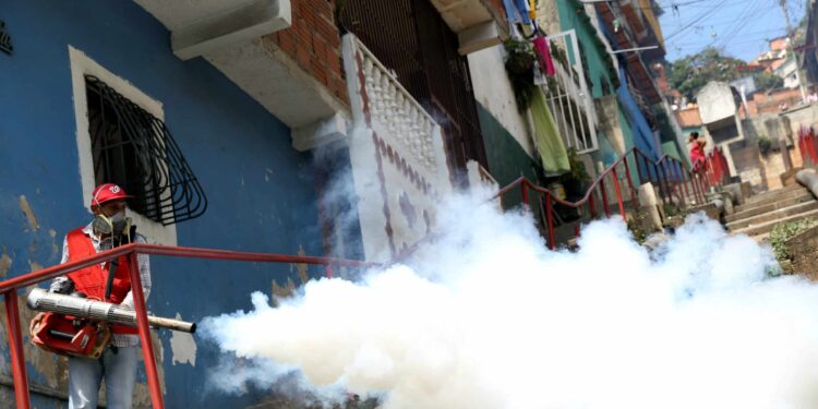 Fumigación dengue. Caracas. Foto de archivo.