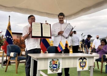 Gustavo Petro y Nicolás Maduro. Foto @luchaalmada