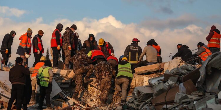 Hatay (Turkey), 10/02/2023.- Rescue team members carry a body from a collapsed building after a powerful earthquake in Hatay, Turkey, 10 February 2023. Over 22,000 people were killed and thousands more were injured after two major earthquakes struck southern Turkey and northern Syria on 06 February. Authorities fear the death toll will keep climbing as rescuers look for survivors across the region. (Terremoto/sismo, Siria, Turquía, Estados Unidos) EFE/EPA/ERDEM SAHIN