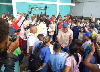 Liceo Bolivariano Pedro Elías Gutiérrez del estado La Guaira recibió a Jorge Rodríguez. Foto @Asamblea_Ven