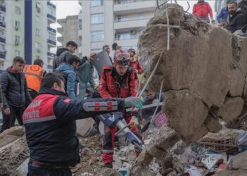Los equipos de rescate buscan víctimas y supervivientes entre los escombros de un edificio que se derrumbó en Adana el 6 de febrero de 2023. (Foto de Can EROK AFP)