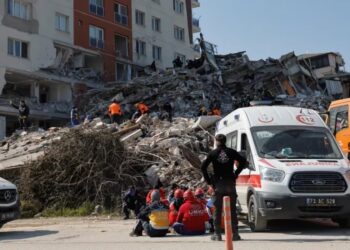 Los rescatistas trabajan en el sitio de un edificio derrumbado, después del terremoto mortal, en Antakya, Turquía. REUTERS. Maxim Shemetov