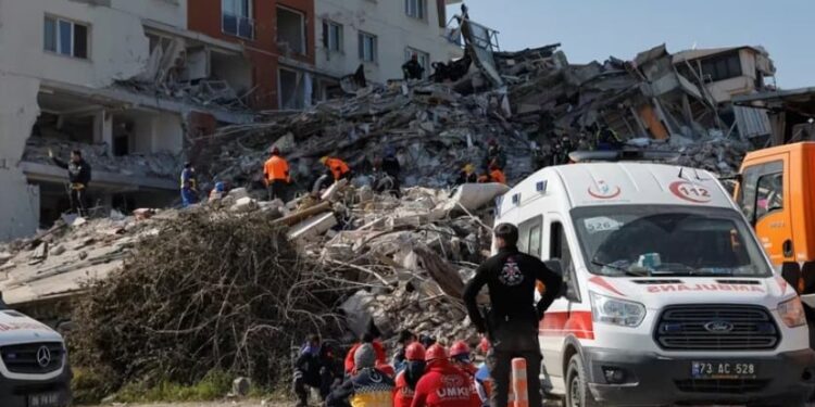 Los rescatistas trabajan en el sitio de un edificio derrumbado, después del terremoto mortal, en Antakya, Turquía. REUTERS. Maxim Shemetov