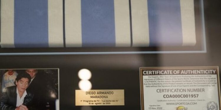 Maradona, camiseta substa en Madrid. Foto Yahoo Deportes.