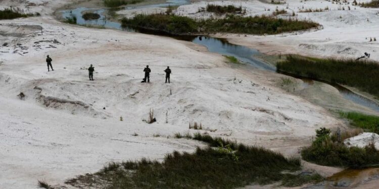 Militares venezolanos patrullan el Parque Nacional de Yapacana en diciembre de 2022.