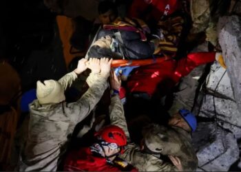 Los cuerpos de rescate continúan sus labores entre los escombros de miles de edificios que colapsaron tras el terremoto. (REUTERS/Umit Bektas)