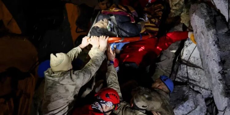 Los cuerpos de rescate continúan sus labores entre los escombros de miles de edificios que colapsaron tras el terremoto. (REUTERS/Umit Bektas)