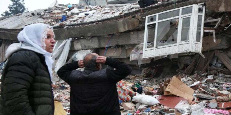 Un hombre frente a lo que fue su casa luego de ser destruida por el terremoto en Diyarbakir, Turquía.