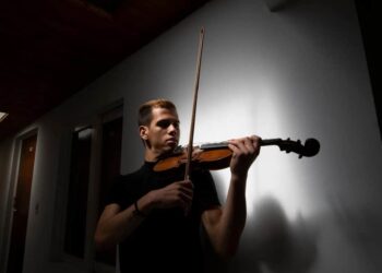 Víctor Rojas, violinista venezolano, llegó a Colombia en 2018, y es uno de los beneficiarios de un programa de visas que ha permitido que los migrantes accedan a cuentas bancarias colombianas, atención médica y empleo.