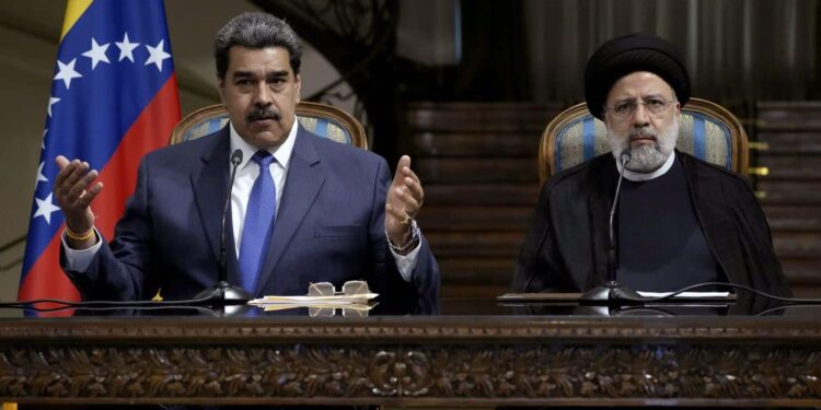 El presidente de Venezuela, Nicolás Maduro, a la izquierda, hace declaraciones ante reporteros en una conferencia de prensa conjunta con el presidente iraní Ebrahim Raisi, en el palacio de Saadabad, en Teherán, Irán, el sábado 22 de junio de 2022. (AP Foto/Vahid Salemi)