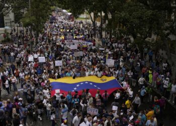 Trabajadores públicos marchan para exigir que el gobierno pague todos sus beneficios y respete los convenios colectivos en Caracas, Venezuela, el jueves 11 de agosto de 2022. (AP /Matias Delacroix)