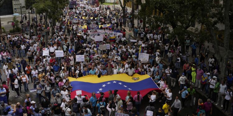 Trabajadores públicos marchan para exigir que el gobierno pague todos sus beneficios y respete los convenios colectivos en Caracas, Venezuela, el jueves 11 de agosto de 2022. (AP /Matias Delacroix)