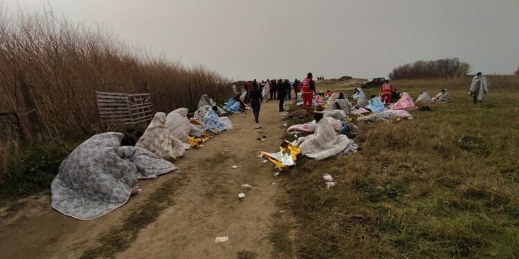 -FOTODELDIA- Cutro (ITALIA), 26/02/2023.- Los supervivientes llegaron a tierra tras un naufragio, en una playa cerca de Cutro, provincia de Crotone, sur de Italia, el 26 de febrero de 2023. Las autoridades italianas dijeron el 26 de febrero que se encontraron al menos 30 cadáveres en la playa y en el mar cerca de Crotone, en el sur de Italia. región de Calabria, después de que un barco que transportaba migrantes se hundiera en el mar embravecido cerca de la costa. Unas cuarenta personas sobrevivieron al accidente, agregaron los bomberos italianos. Las autoridades temen que aumente el número de muertos mientras los rescatistas buscan sobrevivientes. EFE/GIUSEPPE PIPITA