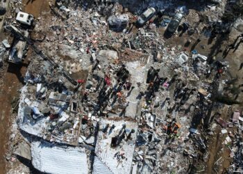 Besni (Turkey), 08/02/2023.- An aerial view taken with a drone shows a collapsed building as rescue works continue in the aftermath of a major earthquake in the Besni district of Adiyaman city, Turkey, 08 February 2023. More than 11,000 people have died and thousands more injured after two major earthquakes struck southern Turkey and northern Syria on 06 February. Authorities fear the death toll will keep climbing as rescuers look for survivors across the region. (Terremoto/sismo, Siria, Turquía, Estados Unidos) EFE/EPA/NECATI SAVAS