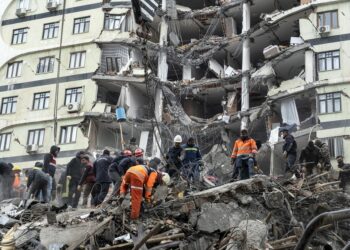 Diyarbakir (Turkey), 06/02/2023.- Emergency personnel search for victims at the site of a collapsed building after an earthquake in Diyarbakir, southeast of Turkey, 06 February 2023. According to the US Geological Service, an earthquake with a preliminary magnitude of 7.8 struck southern Turkey close to the Syrian border. The earthquake caused buildings to collapse and sent shockwaves over northwest Syria, Cyprus, and Lebanon. Hundreds of people have died and more than seven thousand have been injured in Turkey, according to AFAD, Turkish Disaster and Emergency Management Presidency. (Terremoto/sismo, Chipre, Líbano, Siria, Turquía, Estados Unidos) EFE/EPA/REFIK TEKIN