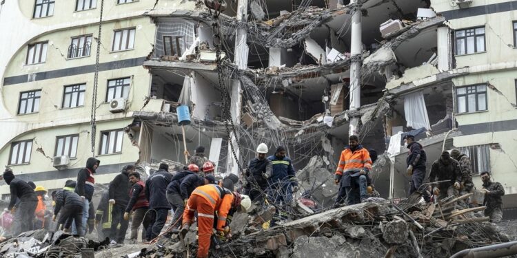 Diyarbakir (Turkey), 06/02/2023.- Emergency personnel search for victims at the site of a collapsed building after an earthquake in Diyarbakir, southeast of Turkey, 06 February 2023. According to the US Geological Service, an earthquake with a preliminary magnitude of 7.8 struck southern Turkey close to the Syrian border. The earthquake caused buildings to collapse and sent shockwaves over northwest Syria, Cyprus, and Lebanon. Hundreds of people have died and more than seven thousand have been injured in Turkey, according to AFAD, Turkish Disaster and Emergency Management Presidency. (Terremoto/sismo, Chipre, Líbano, Siria, Turquía, Estados Unidos) EFE/EPA/REFIK TEKIN