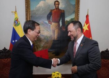 Canciller de Maduro Yván Gil y el mbajador de China, Li Baorong. Foto @yvangil
