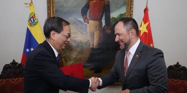 Canciller de Maduro Yván Gil y el mbajador de China, Li Baorong. Foto @yvangil