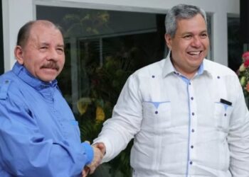 Dante Mossi (derecha) presume de ser uno de los pocos funcionarios que aún tiene acceso al dictador nicaragüense Daniel Ortega. (Foto 19 Digital)
