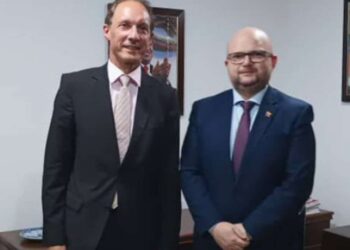 El Jefe de Misión de la Embajada de Alemania en Ccs, Stefan Duppel y viceministro de Venezuela para Europa, Franklin Ramírez. Foto @frankmirez
