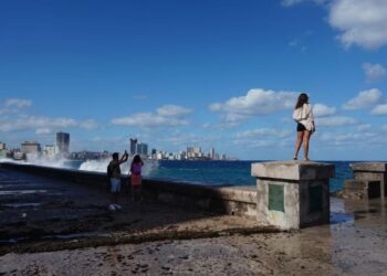 Reuters - El Malecón de La Habana, el 13 de febrero de 2023. Unos 20 Estados de EEUU presentaron una demanda ante un juzgado estadounidense para poner fin al programa de parole humanitario para nacionales de Cuba, Nicaragua, Haití y Venezuela.
