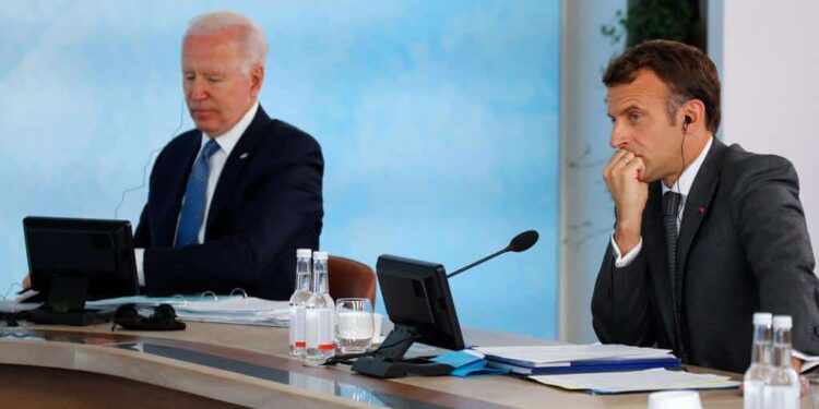 El presidente de Estados Unidos, Joe Biden y el de Francia, Emmanuel Macron. Foto agencias.