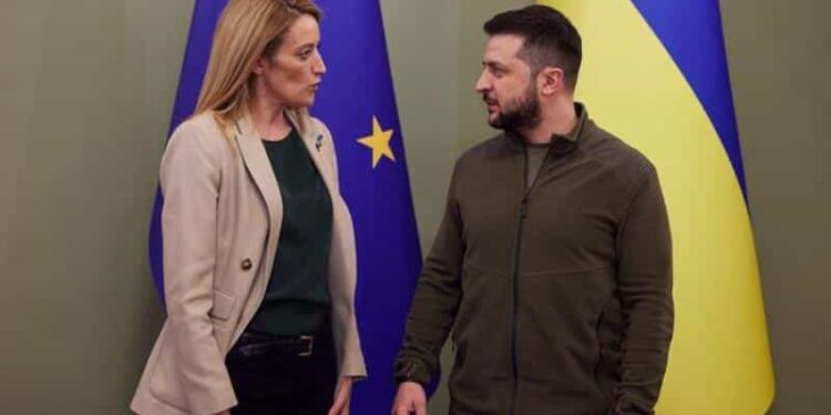 El presidente de Ucrania, Volodymyr Zelensky y la presidenta del Europarlamento, Roberta Metsola. Foto agencias