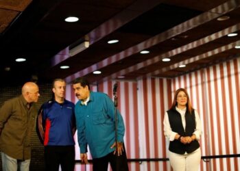 Nicolás Maduro conversa con Jorge Rodríguez y Tarek El Aissami. Foto Archivo