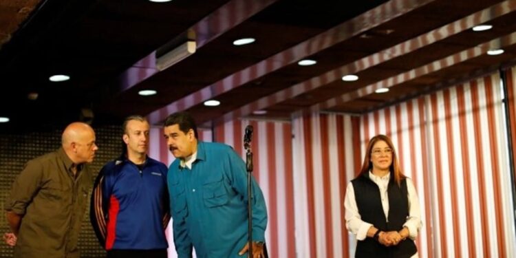 Nicolás Maduro conversa con Jorge Rodríguez y Tarek El Aissami. Foto Archivo