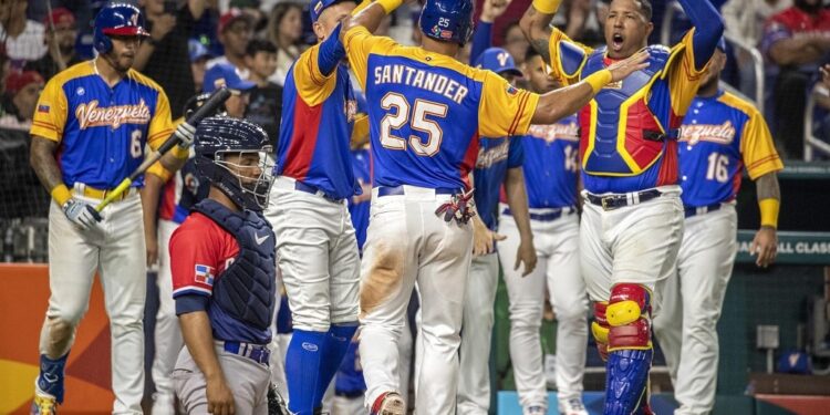 Miami (United States), 11/03/2023.- Players of Venezuela celebrate during the 2023 World Baseball Classic Pool D match between Dominican Republic and Venezuela at loanDepot park baseball stadium in Miami, Florida, USA, 11 March 2023. (República Dominicana, Estados Unidos) EFE/EPA/CRISTOBAL HERRERA-ULASHKEVICH