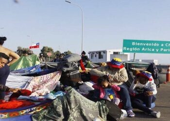 25 de Junio del 2019/ARICA
Cientos de venezolanos se mantienen varados entre Tacna y la frontera de Chacalluta, al norte del país, a la espera de obtener la visa que les permitiría el ingreso al país.
FOTO: ALEXANDER INFANTE/AGENCIAUNO