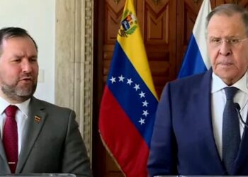 El canciller de Maduro Yván Gil y el ministro de Asuntos Exteriores de Rusia, Serguéi Lavrov. Foto captura de video.