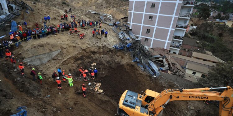 AME6858. ALAUSÍ (ECUADOR), 28/03/2023.- Pobladores y rescatistas buscan a víctimas de un alud hoy, en Alausí (Ecuador). De momento se han confirmado siete muertos por el deslizamiento de tierra mientras que el número de desaparecidos asciende a 64, según el último reporte de la Secretaría Nacional de Riesgos, que en un inicio reportó erróneamente dieciséis víctimas mortales. EFE/ José Jácome