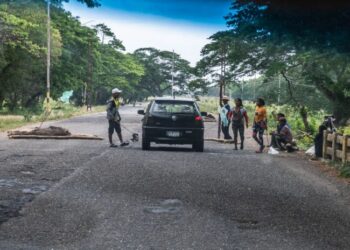 Un grupo de indígenas instaló un peaje improvisado en el límite de los municipios Machiques y Rosario de Perijá, en el estado Zulia (Venezuela). Foto: John Chacón | Radio Fe y Alegría Noticias