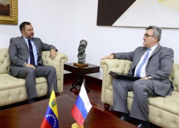 Canciller de Maduro Yván Gil y el embajador de Rusia ante Venezuela, Sergey Mélik-Bagdasárov. Foto @yvangil