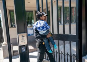 Un policía de la división uniformada del Servicio Secreto de Estados Unidos lleva a un niño que trepó a través de los barrotes de la valla de la Casa Blanca fuera de la Puerta Noroeste en Washington, DC, EE.UU., 18 de abril de 2023 | FOTO: EFE/EPA/SHAWN THEW