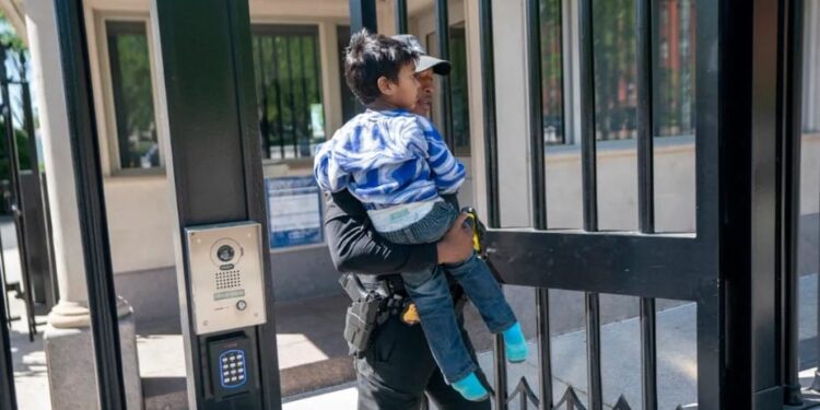 Un policía de la división uniformada del Servicio Secreto de Estados Unidos lleva a un niño que trepó a través de los barrotes de la valla de la Casa Blanca fuera de la Puerta Noroeste en Washington, DC, EE.UU., 18 de abril de 2023 | FOTO: EFE/EPA/SHAWN THEW