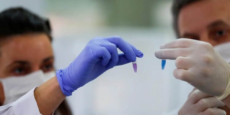Comienza la última etapa de desarrollo de la vacuna argentina contra el coronavirus buscan más 2.000 voluntarios para testearla. REUTERS. Agustin Marcarian