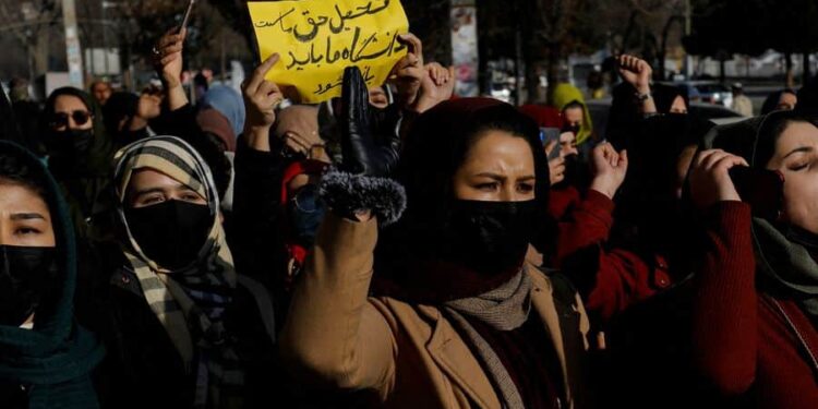 Consejo de Seguridad pide a los talibanes revocar medidas contra las mujeres. Foto agencias.