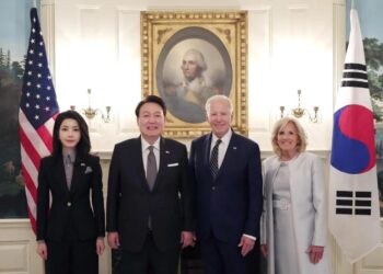 El presidente de Corea del Sur, Yoon Suk-yeol (2 izq), su esposa Kim Keon Hee (izq), el presidente de EE. UU., Joe Biden (2 dcha), y su esposa Jill Biden (dcha) posan para una foto en la Casa Blanca, en Washington. EFE/EPA/YONHAP / POOL SOUTH KOREA OUT
