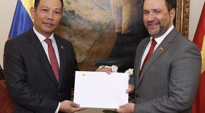 El Embajador de la República Socialista de Vietnam, Vu Trung My y el canciller de Maduro, Yván Gil. Foto @yvangil