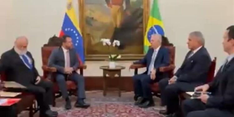 El canciller del régimen de Nicolás Maduro, Yván Gil, y el embajador para el Cambio Climático de Brasil, Luiz Alberto Figueiredo. Foto captura de video.