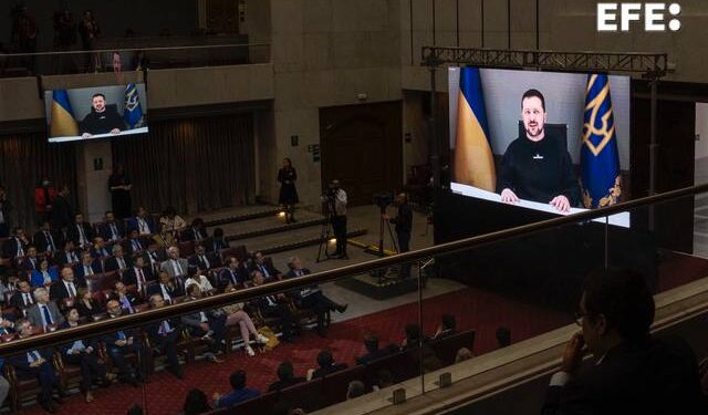 El presidente de Ucrania, Volodímir Zelenski, interviene por primera vez, vía telemática en una sesión del Parlamento chileno. Foto EFE