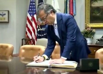 Gustavo Petro, firmando el libro de visitas de la Casa Blanca. Foto captura de video.