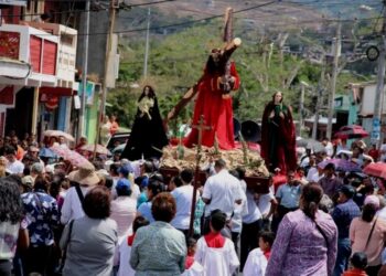 Los tradicionales viacrucis de Semana Santa están prohibidos en Nicaragua por razones de seguridad, según ha notificado la Policía a los sacerdotes. Foto archivo La Prensa