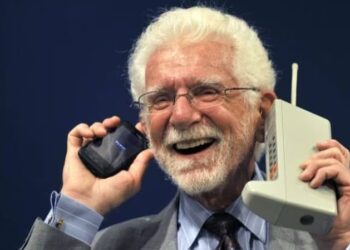 Martin Cooper, padre del teléfono móvil (celulares), en 2003 junto a un modelo prototipo del DynaTAC con el que realizó la primera llamada.